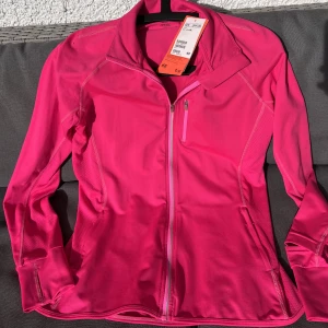 Tränings Långarm tröja - Tinning / tränings tröja i en härligt rosa färg fickor , helt ny aldrig använd .