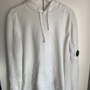 C.P company hoodie - Säljer min CP company hoodie nu då jag knappt använder den längre och har knappt gjort det heller. Köptes på NK i somras. Det är stl M på hoodien men passar även L. För frågor är det bara o skriva till mig. Priset skulle kunna sänkas vid snabb affär,Mvh.