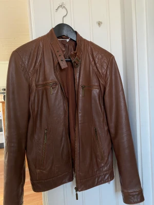 Brun skinnjacka  - Brun skinnjacka i storlek 36