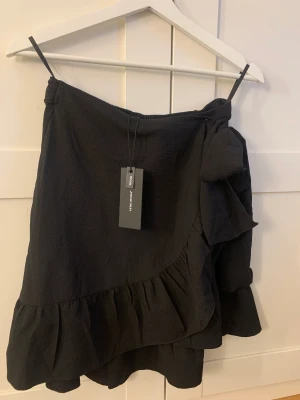 Svart kjol - Säljer min Vero Moda kjol pga inte kommer till användning, aldrig använd 💓