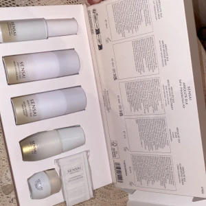Sensai absolute silk kit  - Oöppnad/Oanvänd skönhets produkter för ansiktet hela kitet med kartongen. Den är värd 1 900 men jag kommer att sälja den för halva priset. Innehåller : cleansing milk, micro mousse wash, micro mousse treatment, absolute silk fluid och Illuminative cream. 