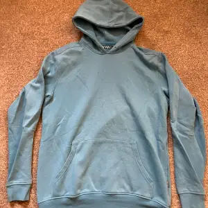 Blå hoodie från Carlings, färgen syns dåligt på bild men den är mer blå i verkligheten, köpt för 500 tror jag för några år sen men fint skick, inga snören, storlek s men är så m/l:)