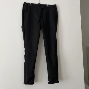 Lågmidjade kostymbyxor - Svarta lågmidjade kostymbyxor strl small Från Vila