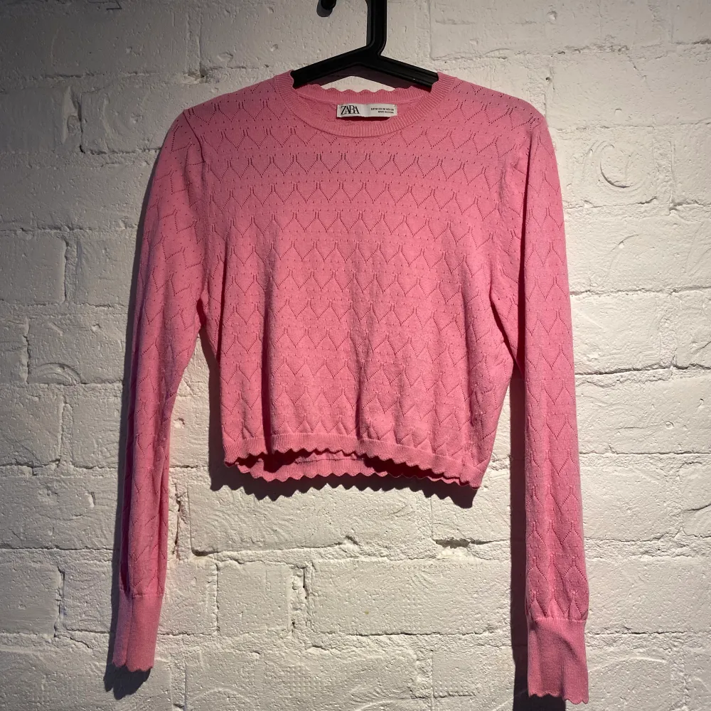 Vårrensning! Stickad pointelle-tröja i rosa färg. Använd ett fåtal gånger och inga anmärkningar. Köpare står för frakt. . Stickat.