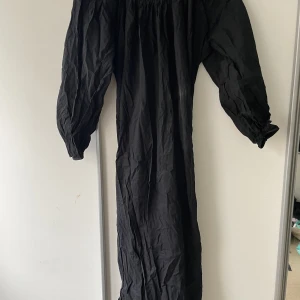 Klänning HM - Fin klänning från HM, puffiga ärmar. Mycket lätt tyg, passar för sommaren. Säljes pga för stor för mig.