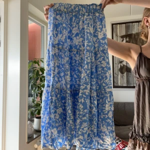 Blå långkjol - SÅ fin långkjol som jag tyvärr behöver sälja då jag har en liknande jag använder mer❤️❤️ bra skick utöver en liten defekt vilket är en rosa fläck. Inget man märker dock!
