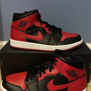 Hej! Säljer Jordan 1 Mid Banned som jag har många av de.  Alla storlekar finns, (36 uppåt till 47,5) Allt är i top och ny skick alltså oanvända. Skorna har inga konstigheter. Finns i Växjö, går fraktas eller hämtas