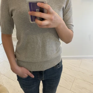 Stickad tshirt - Säljer denna superfina tröjan från zara. Tröjan är så skön och stretchig, den är perfekt nu till sommaren och våren❤️ original pris: ca199