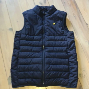 Väst  - En snygg väst storlek 12/13 år!
