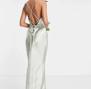 Balklänning - Jättefin klänning som passar perfekt till balen. Nyskick. Bud från 500 