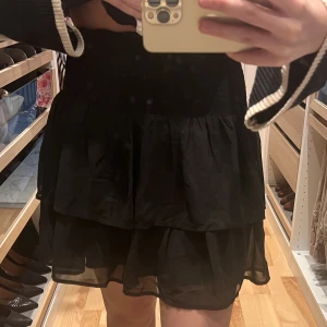 Volangkjol - Säljer denna volangkjol från Kappahl, använd fåtal gånger därav nyskick. Nypris 299kr, mitt pris 170kr + frakt💋💋