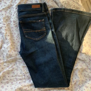 Low waisted jeans Tommy Hilfiger - Tommy Hilfiger lågmidjade jeans, skitsnygga men tyvärr för korta på mig därmed ingen bild 💕Köparen står för frakt :) Skriv för fler bilder eller frågor!