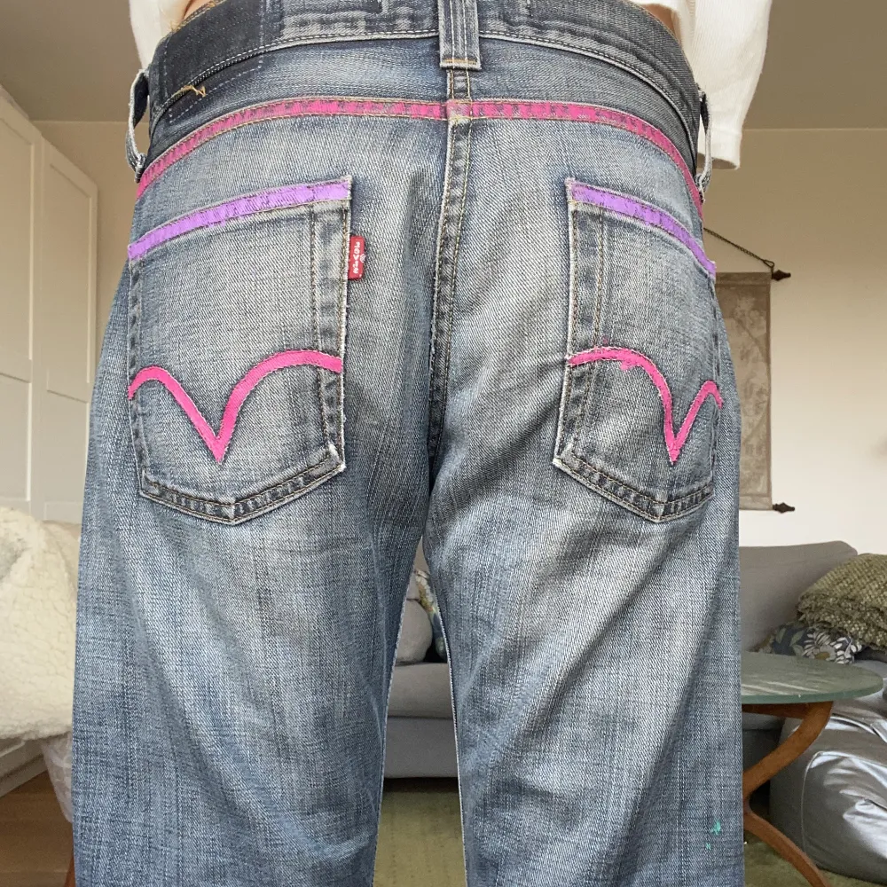 Säljer dessa lågmidjade Levis jeans med målade tryck som jag målat själv. Det är bla stjärnor. Köp nu eller kom med prisförslag💕köpte second hand så är inte 100 på att de är äkta.. Jeans & Byxor.