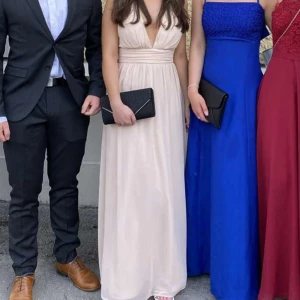 Rosa balklänning - Så fin rosa balklänning. Strl 36. Har sytt upp den lite. Är 165 och har klackar på bilden. 