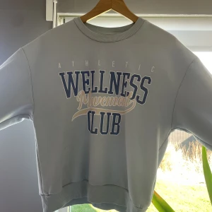 Sweatshirt  - Fin oversized tröja från Gina tricot 🫶🏼 i fint skick förutom en pytte liten fläck! Köparen står för frakt💌