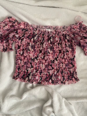 rosa blommig tröja  - köpt i newyorker. Märket amisu. I storlek xs. Kommer ej tills användning. Kan fraktas och mötas upp i Malmö 
