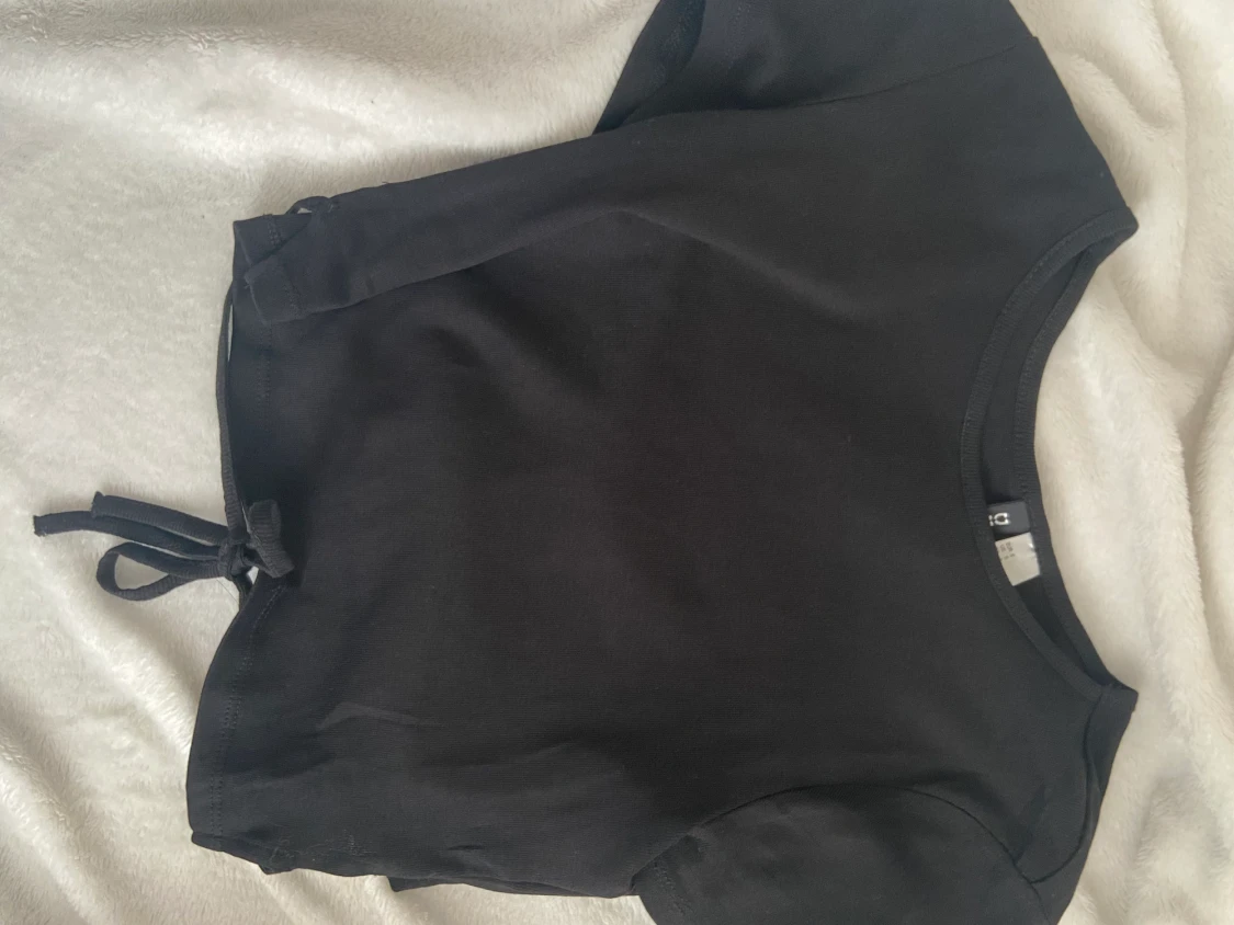 Svart tröja med knytband