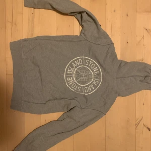 Stone island hoodie - Stone Island Junior hoodie köpt på NK storlek 170 passar S  Bra skick förutom uppriven vid ärmen (ses på bilden)