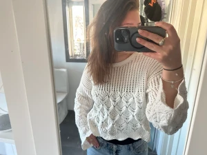 Vit stickad tröja från zara - Söt tröja från zara, perfekt till våren och sommaren. 