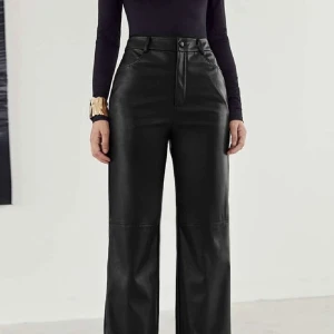 Skinnbyxor - Skinnbyxor från Zara med slits. Supersnygga och bra passform. 
