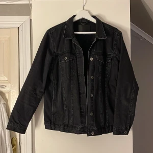 Svart jeansjacka - Svart jeansjacka i fint skick. Inga märken, fläckar eller slitage. Storlek S från lager157.
