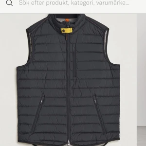 Parajumper väst  - Säljer min parajumper väst som är helt nytt för 1200 kr 