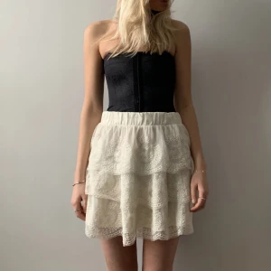 Vit volangkjol  - Säljer denna super fina kjolen som tyvärr är lite för stor för mig, har vanligtvis xs-s så skulle säga att de är mer en s/m. ❤️‍🔥 