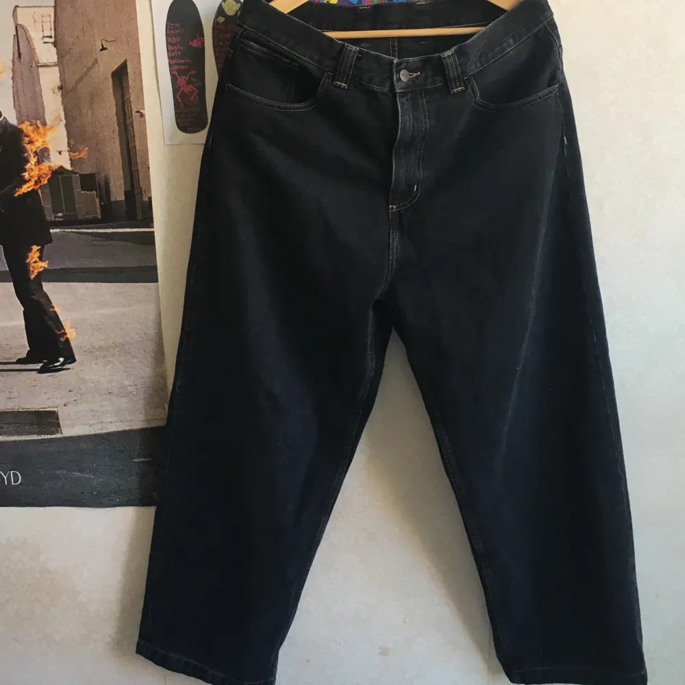 Nästan helt nya Carhartt byxor! Modellen är ”brandon pant” Och är en av deras lite mer baggy modeller! Svin grymma. Jeans & Byxor.