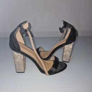 Högklackar med bling bling  - 11cm klackar med bling klack.  