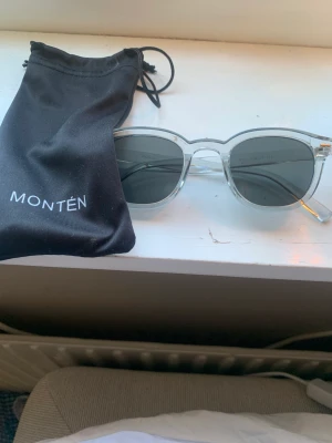 Montén m1v1 - Jätte fina glasögon som aldrig är använda. Nypris 549 innan frakt men säljer de för 450 inkl frakt. Kan  även hämtas upp i Sollentuna. 