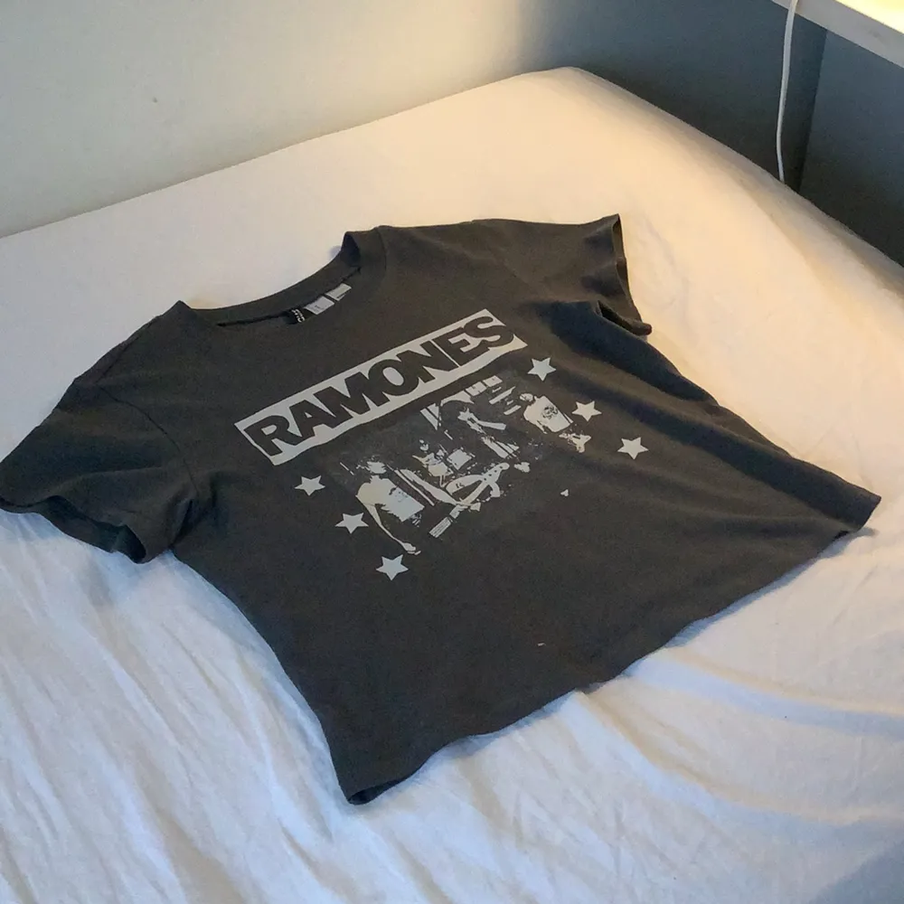 Svart Ramones tröja från h&m med vitt tryck💓💓. Toppar.