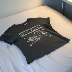Svart Ramones tröja från h&m med vitt tryck💓💓
