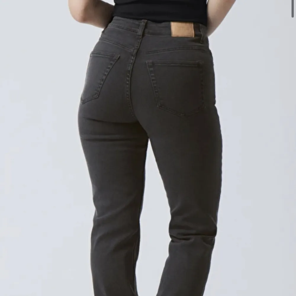 Jätte fina kurvframhävande jeans som är mid waist.💗. Jeans & Byxor.