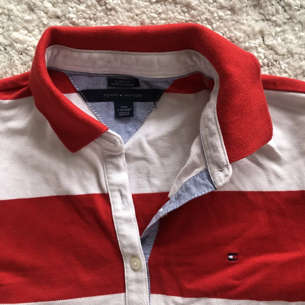 En röd/vit randig, lång T-shirt från Tommy Hilfiger. Storlek xxs. Använd sparsamt så fint skick! Köparen står för frakten💘. T-shirts.
