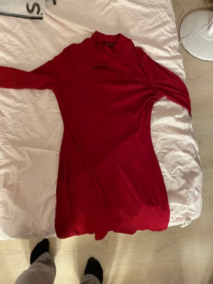 Röd klänning - Endast använd en gång, jul. Superfin men fick fel.