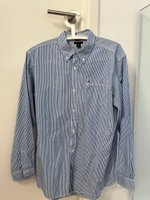 Tommy Hilfigher skjorta - Randig skjorta från Tommy Hilfigher. Aldrig använd pga för liten.