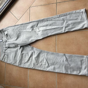 Gråa jeans från weekday - Gråa jeans från weekday Condition 9/10 knappt använda Storlek 32/32