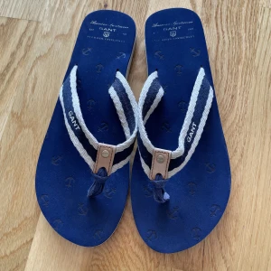 Gant tofflor 39 - Sparsamt använda Gant tofflor  •Storlek 39, mindre i strl •Pris: 150 kr 🚫Djurfritt och rökfritt hem 📍Kan mötes upp i Mölnlycke centrum 📬Kan skickas mot fraktkostnad 