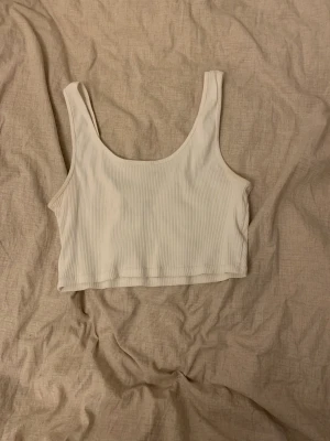 Topp - Vit ribbat topp, ganska använd så inte nytt skick men fin ändå