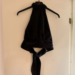 topp från ginatricot - topp från ginatricot med öppen rygg. 50kr storlek 36