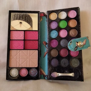 Sminkpalett - Unik, kul sminkpalett. Oanvänd  Taklampan i spegeln ingår inte ,😅