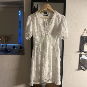 Ginatricot Lace mini dress - Helt oanvänd klänning från Ginatricot, med lappen kvar. Köpte fler storlekar därav säljer denna. Perfekt till studenten!