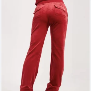 Juice couture byxor - Röda juice couture i storlek XS. Använda antal gånger. Lånade bilder skicka för egna bilder🥰 lägg ett bud så hör jag av mig så fort jag kan😋köpta på Nelly