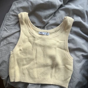Topp - Säljer detta stickade linne/topp från zara, aldrig använt! Så fint nu till sommaren🌸💛