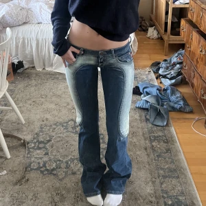 Lågmidjade jeans  - Så snygga lågmidjade jeans🖤Midjemått 37 cm och innerbenslängd 83 cm🖤Står storlek 28 men de är mindre