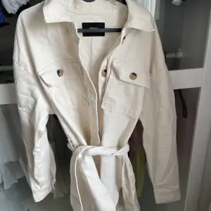 Beige jeanskappa från bikbok Strl S