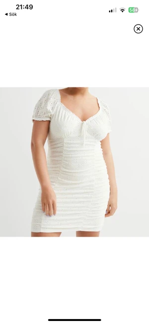 Vit klänning - Super gullig klänning från H&M som endast är använd 2 gånger. Säljer då den tyvärr är för stor, Storlek XL passar även L bra.  Frakt 60kr