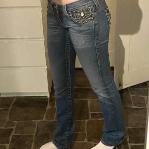 Säljer nu mina true religion jeans köpta här på Plick💘 Storlek 26 men passar någon med XS. Innebenslängden är 84cm och midjemåttet tvärs över är ca 38cm. Väldigt fint skick! 💕