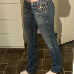Lågmidjade true religion jeans  - Säljer nu mina true religion jeans köpta här på Plick💘 Storlek 26 men passar någon med XS. Innebenslängden är 84cm och midjemåttet tvärs över är ca 38cm. Väldigt fint skick! 💕
