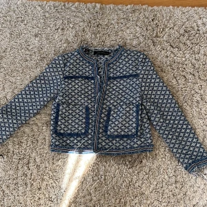Jacka/kofta - Säljer denna snygga och trendiga kofta från Zara i storlek S! Säljer pga att den tyvärr inte kommit till användning. Kontakta för mer info💓